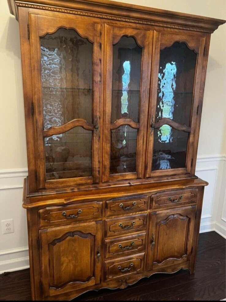 Ethan Allen French Country China Cabinet Hutch Breakfront  Antiqued Glass