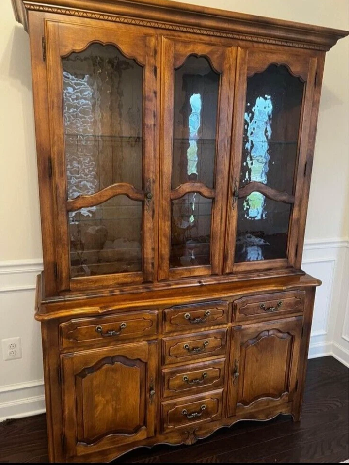 Ethan Allen 法国乡村中国内阁 Hutch Breakfront 仿古玻璃 — 第 2/4 张图片