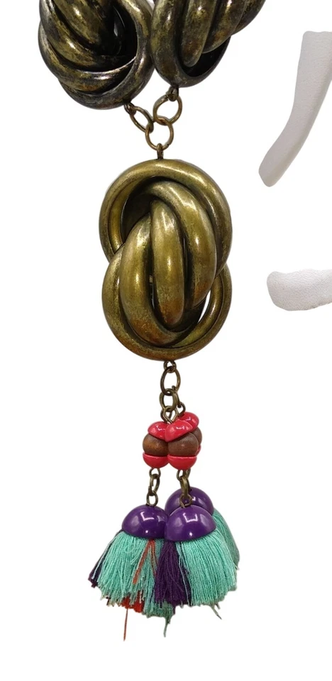 Colar Anthropologie de nós robustos e borlas coloridas, lapela de bronze, ousado - Imagem 4 de 4