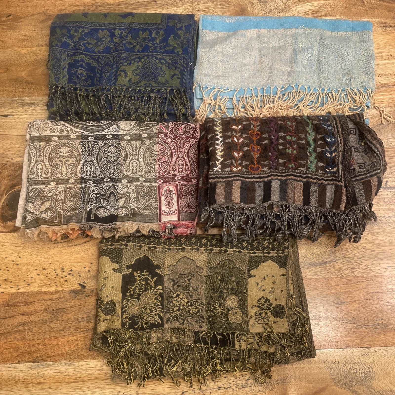 Lot of 5 Vintage Scarves Unisex Indoor Outdoor Accent Scarf. See Pictures.
Opens in a new window or