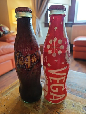 Coca-Cola Limited Edition Glasflaschen (Paar) eine leer/eine volle Las Vegas