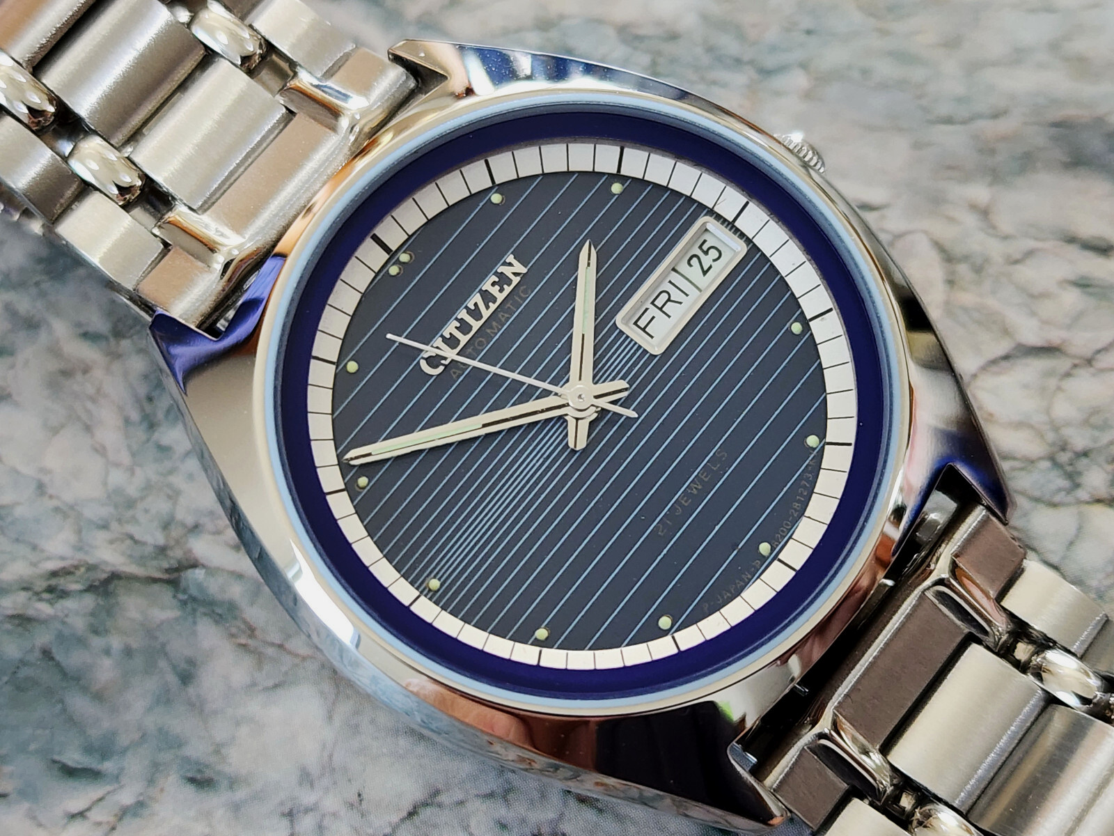 Mint Vintage Automatic Citizen Watch Automatic Eagle 8200 Blue Dial 71-2434 2