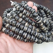 Ancien brin de perles sculptées en os de yak tibétain (buffle), collier