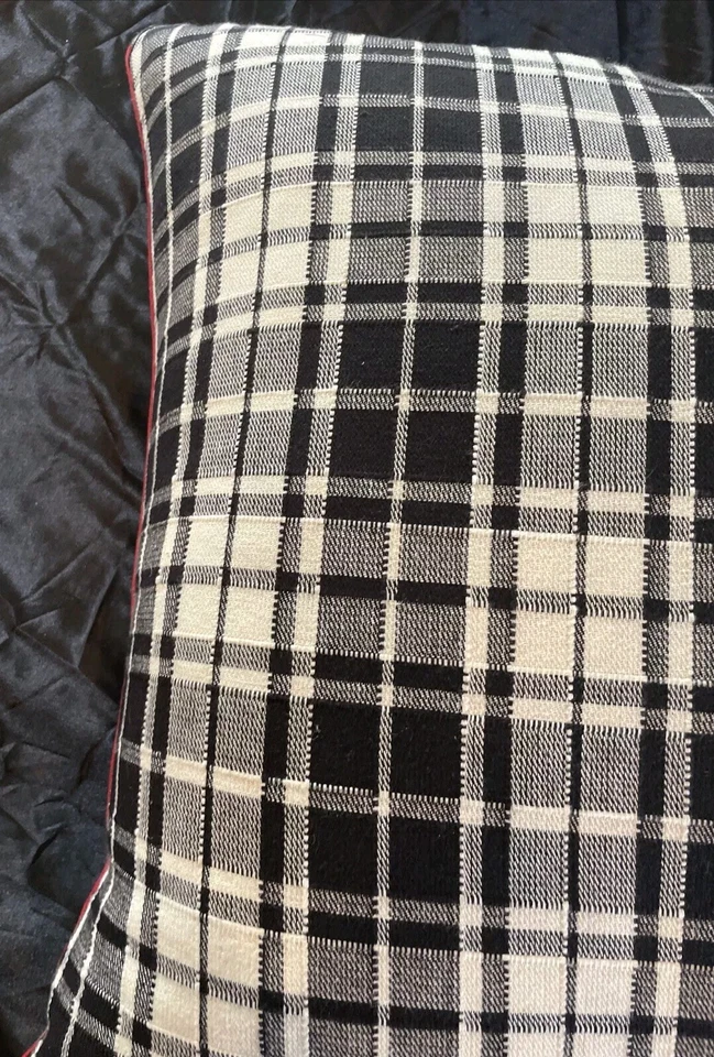 Almohada de plumas Ralph Lauren 22" Pato Walk a cuadros algodón lino tartán negro  Foto 3 de 4