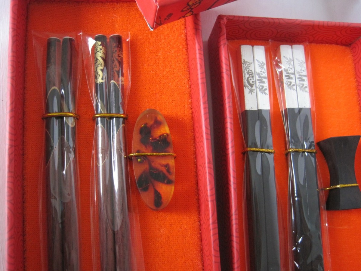 CHOPSTICK Gallery set of 4 Wood Chop Sticks with Matching Rests