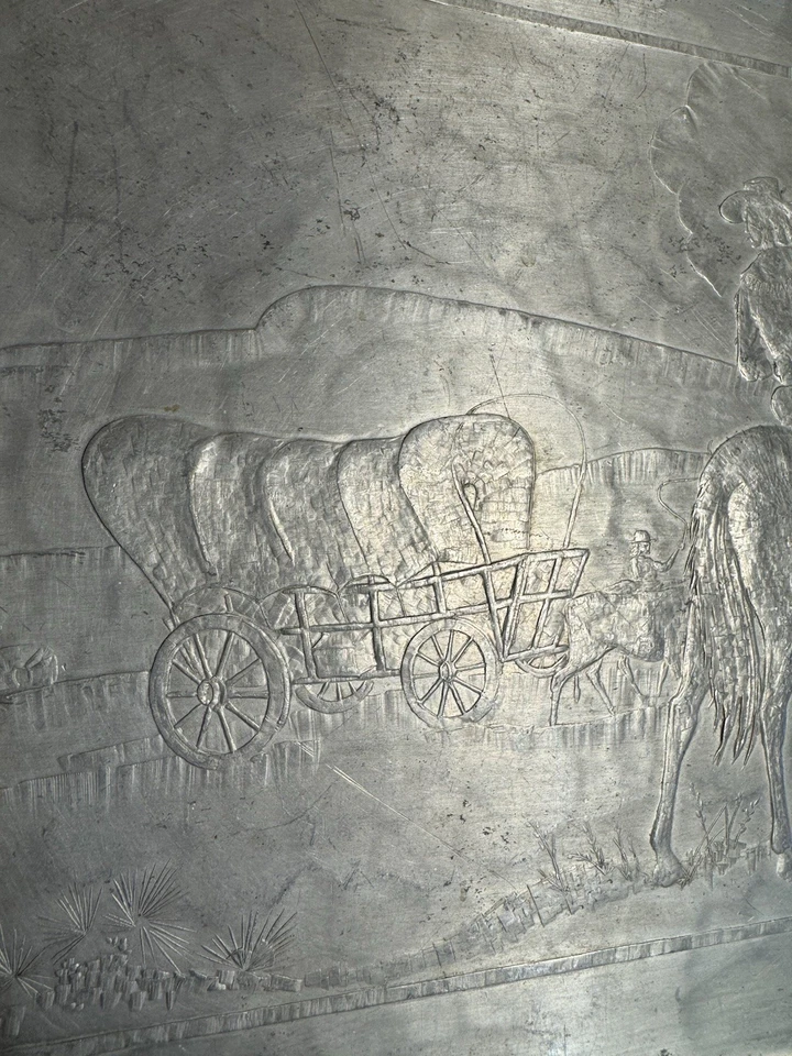 BANDEJA ARMADURA ARTHUR DE COLECCIÓN BANDEJA PARA SERVIR ALUMINIO MARTILLADO ESCENA DE VAQUERO Y VAGÓN Foto 3 de 4