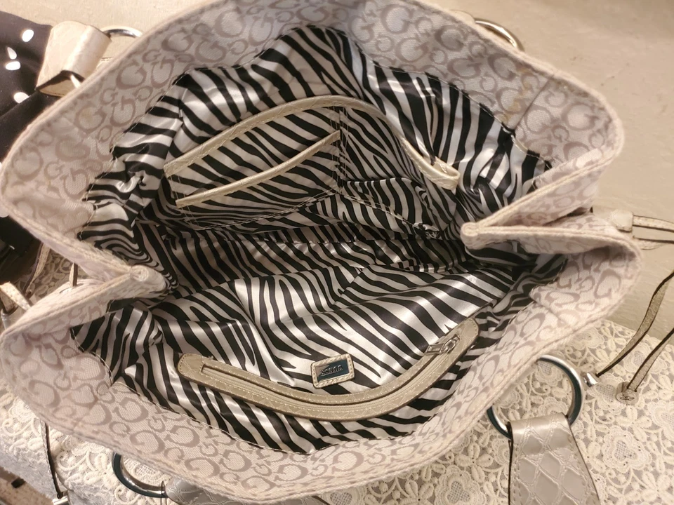 Bolso Cartera de Hombro de Mano Vintage GUESS Color Piedra Blanca en Relieve Foto 3 de 3