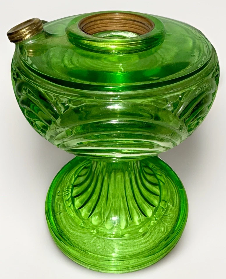 Aladdin Kerosene Lamp B48 Washington Drape Uranium Green Beta Crystal Bell Stem - Image 3 of 4