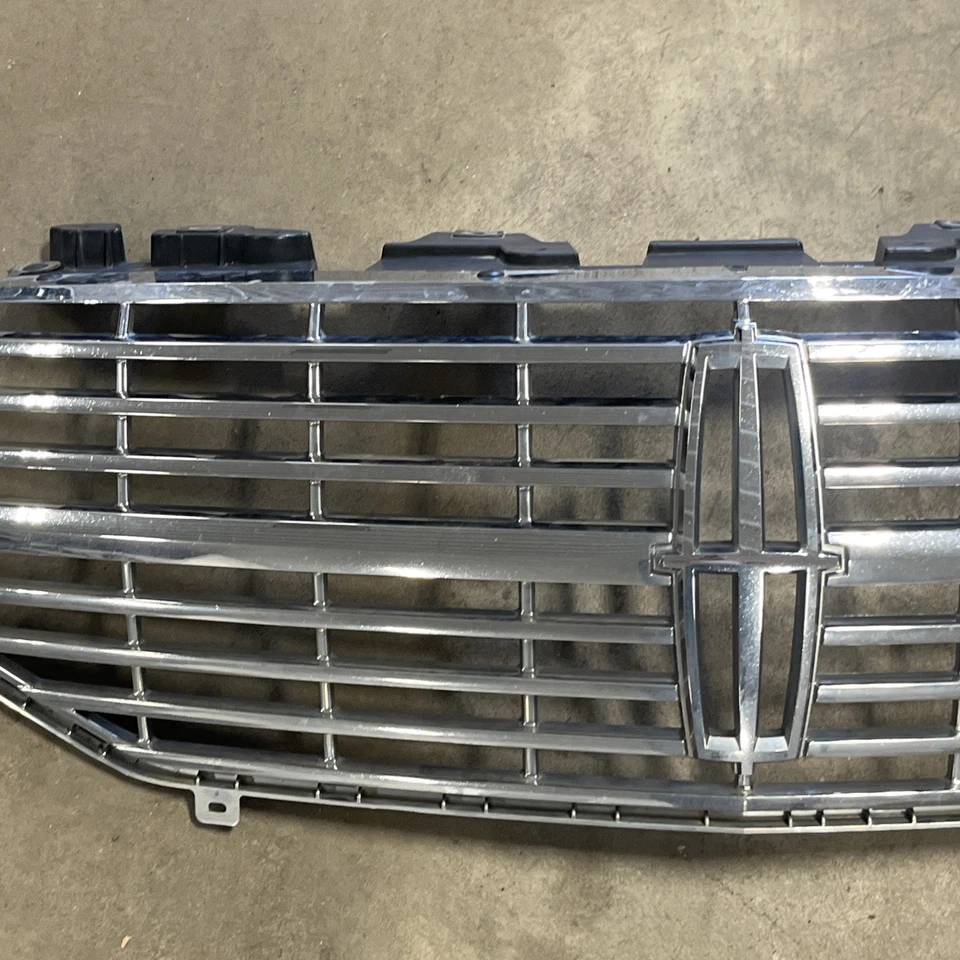 11-14 LINCOLN NAVEGATOR PARRILLA DELANTERA MONTAJE CUBIERTA INSERCIÓN MOLDURA CROMO OEM Foto 2 de 4