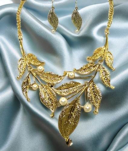 Conjunto de collar y pendiente de hoja de oro con perlas blancas en hojas texturizadas NUEVO - Imagen 8 de 11