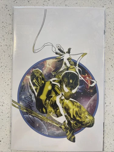 AMAZING SPIDER-MAN #12 VIRGIN VARIANT! SIGNED BY MIKE MAYHEW W/ COA. NM.