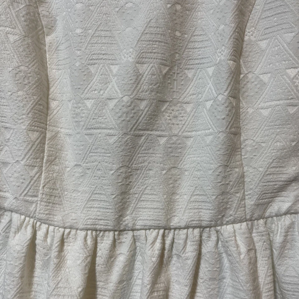 VESTIDO KENSIE TEXTURIZADO CALCE Y ACAMPANADO BLANCO PEQUEÑO PLAYA BOHO VACACIONES DE VERANO Foto 2 de 4