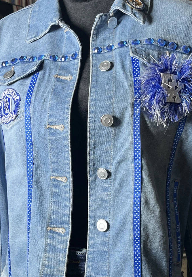 Chaqueta de mezclilla adornada de baloncesto de la Universidad de Kentucky Foto 2 de 4