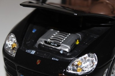 Maisto Porsche Cayenne Base 1:18 Diecast Model SUV Black Brown