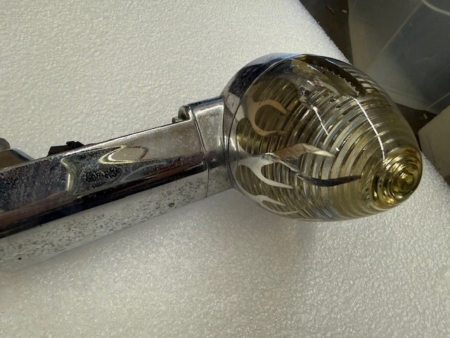 Barra de luz de riel de maletero Harley-Davidson 68510-74B King Tour-Pak con lentes de llama Foto 4 de 4