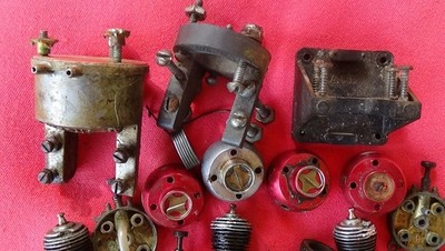 LOT OF COX .020 PEE WEE ENGINE, ENGINE PARTS. TEE DEE MOUNTS, ETC. SEE PHOTOS