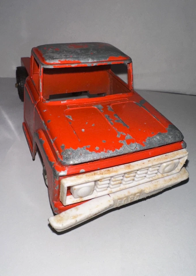 Vintage Tin Ford Truck Toy – Orange/Red – Plastic Grille, Rubber Wheels - Metal Foto 2 de 4