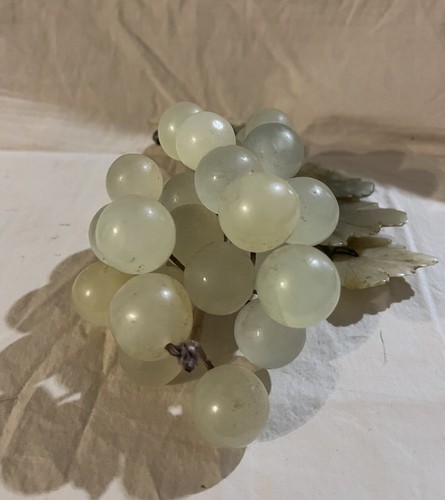 VINTAGE RETRO MID CENTURY GREEN JADE GRAPES CLUSTER 7”x5” INCLUDING LEAVES - Picture 6 of 7