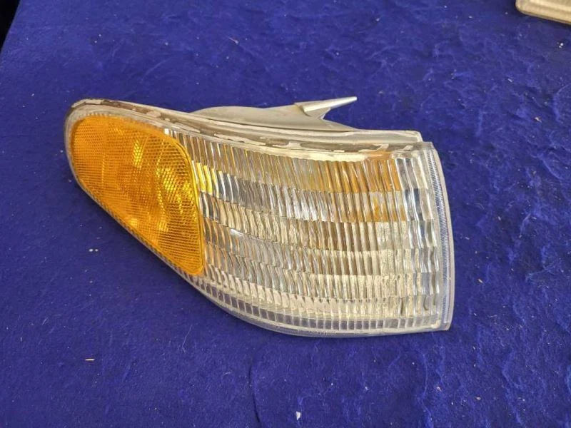 Luz de señalización de giro 2402 para pasajero delantero Ford Mustang Cobra GT 1996-1998 Foto 2 de 4