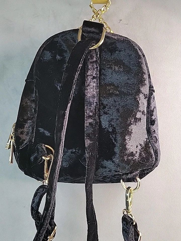 Mini Mochila Aldo Y2K Terciopelo Negro Triturado Cadena Dorada Cartera Bolso Convertible Usada en Excelente Condición Foto 3 de 4