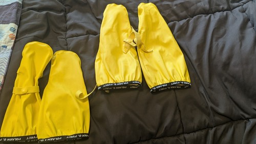 Polarn o Pyret rain mittens: size 2-4 and 4-6