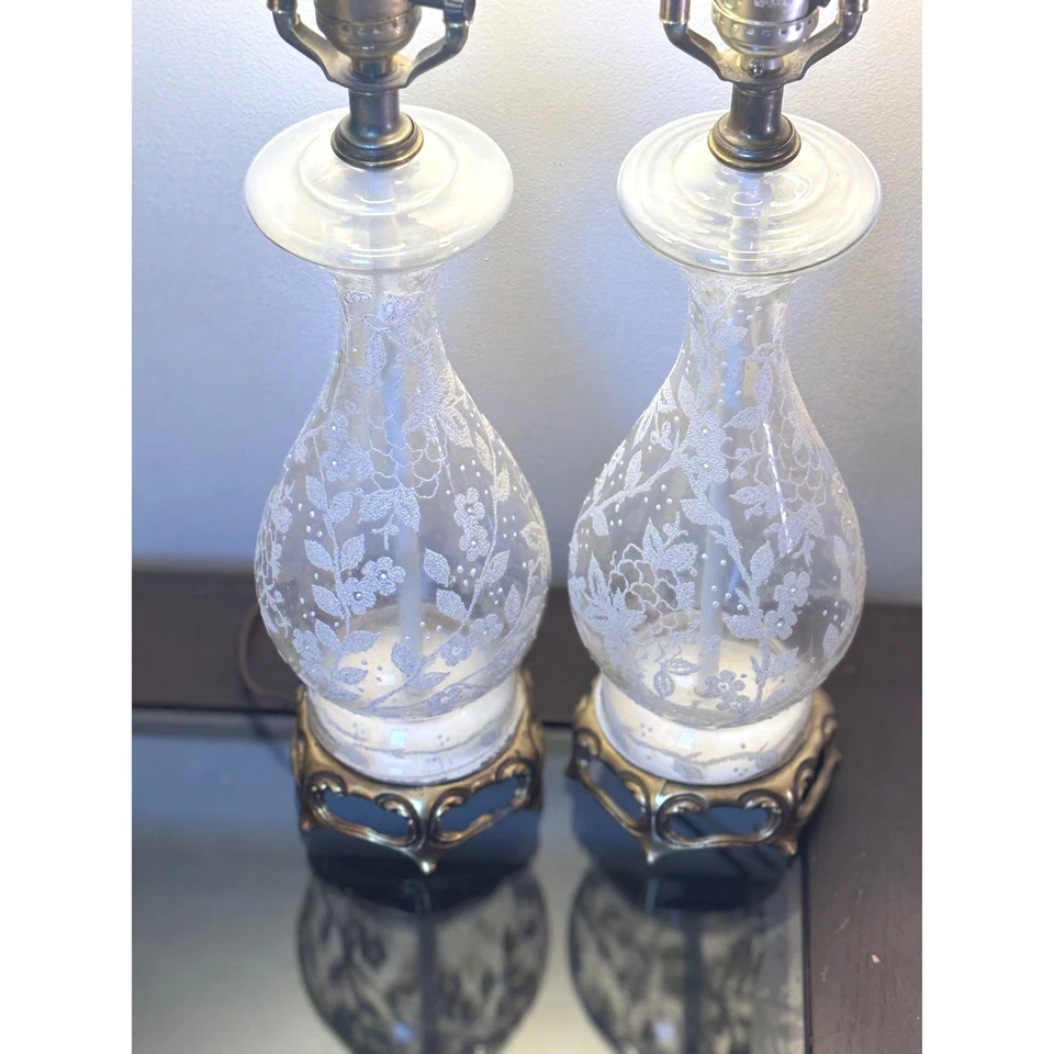 Par de lámparas de mesa toudoir vintage de vidrio grabado floral de Nueva York de los años 50 Foto 3 de 4