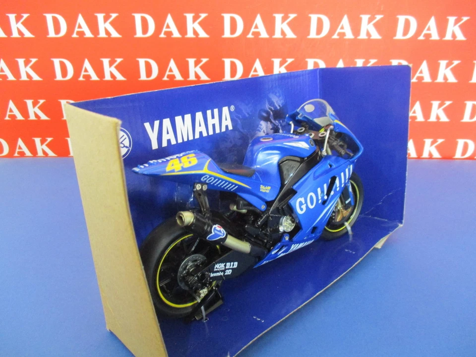 Die cast 1/12 Modellino Moto Yamaha YZR-M1 Gouloises Fortuna 2004 V.Rossi NewRay - Immagine 3 di 4