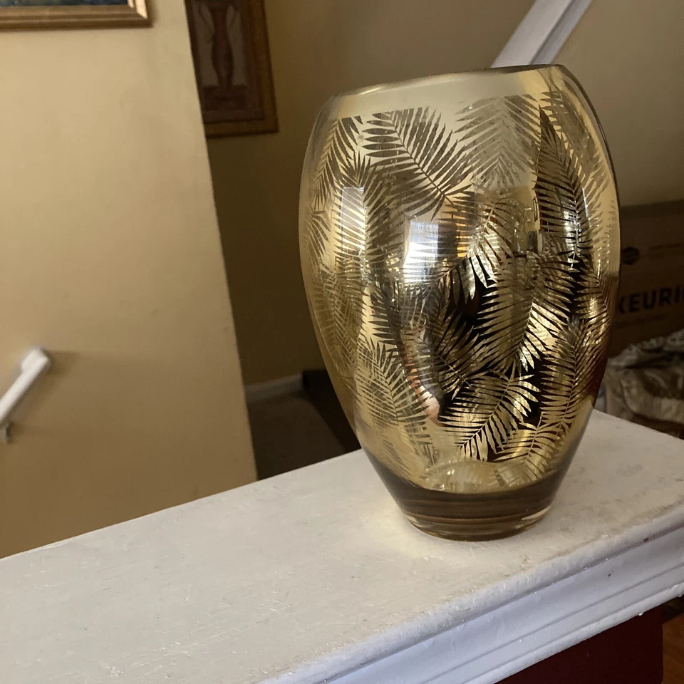 Jarrón de cristal dorado para flores con diseño de hojas 10” pulgadas de alto 8” pulgadas de ancho Foto 2 de 4