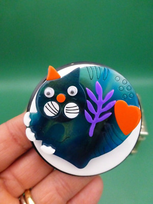 Vintage moderne BROSCHE Handarbeit schwingende blaue Katze Acryl Bakelit Replik