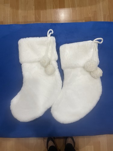 Weihnachtsstrümpfe Paar weiß Plüsch Kunstfell mit Bommeln His & Hers - Bild 3 von 13