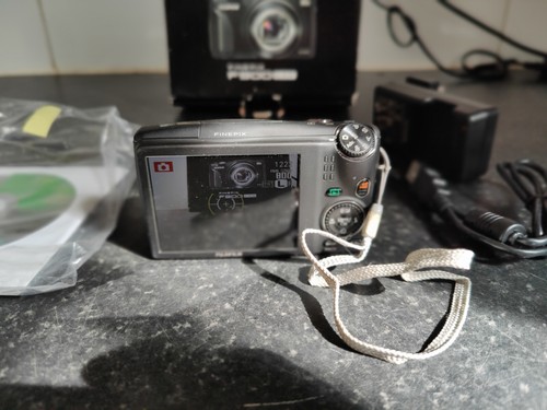 FUJIFILM FINEPIX F900EXR Compact Digital Camera 16MP 20X 1080p Video 16GB BOXED - Picture 9 of 13