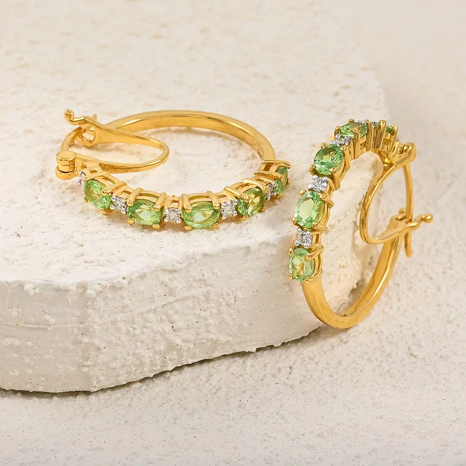 Aretes tipo argolla de diamantes cultivados en granate y laboratorio de 2,50 quilates de oro de 18 quilates sobre plata Foto 2 de 4