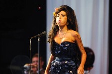 Amy Winehouse spits out her chewing gum as she performs the Pyrami- Old Photo