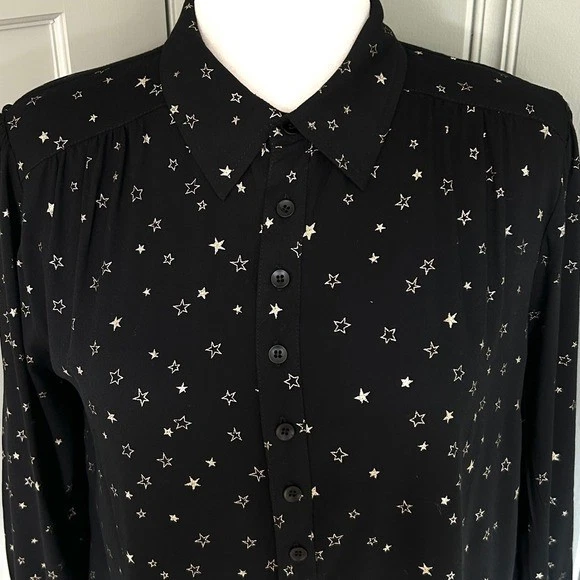 Blusa Top Mediana Knot Sisters Negra Estampado de Estrellas Con Botones Manga Larga Foto 2 de 4