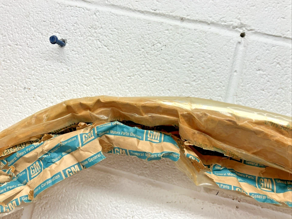 Nuevo OEM GM LH rueda trasera pozo embellecedor 9636404 1979 Cadillac Coupe Deville (SR55) Foto 3 de 4