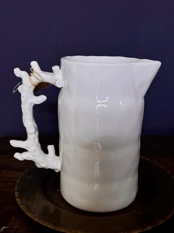 Jarra de cerámica de coral de 2,5 cuartos blanca de Mud Pie Foto 2 de 4