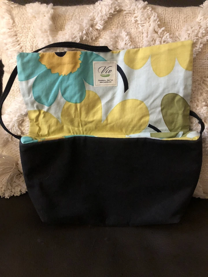 Bolsos de mano Viv Pickle personalizados, clutch negro con correa. Imán y solapa Foto 4 de 4