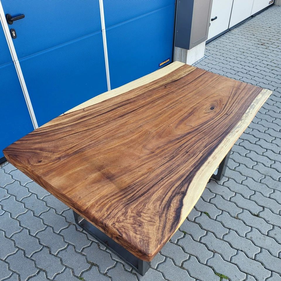 Massivholztisch Baumkantentisch Esstisch massiv Akazie Esstisch Baumkante Unikat