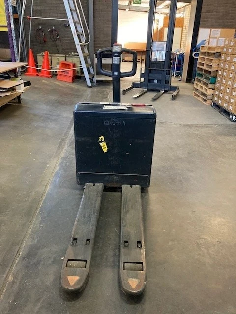 Crown forklift - image 4 of 4