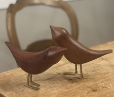 Coppia di sculture di uccellini danesi moderne in teak e ottone