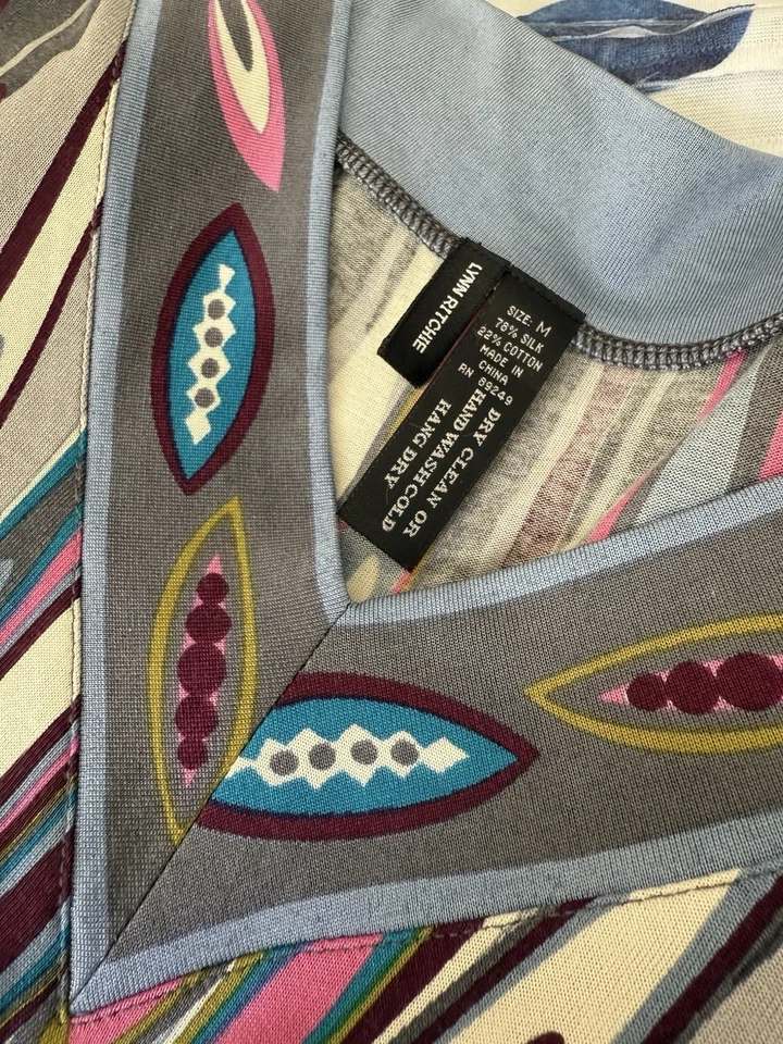 Blusa Lynn Ritchie malha gola V mistura de seda feminina tamanho M média estampa artística longa Slv - Imagem 2 de 4