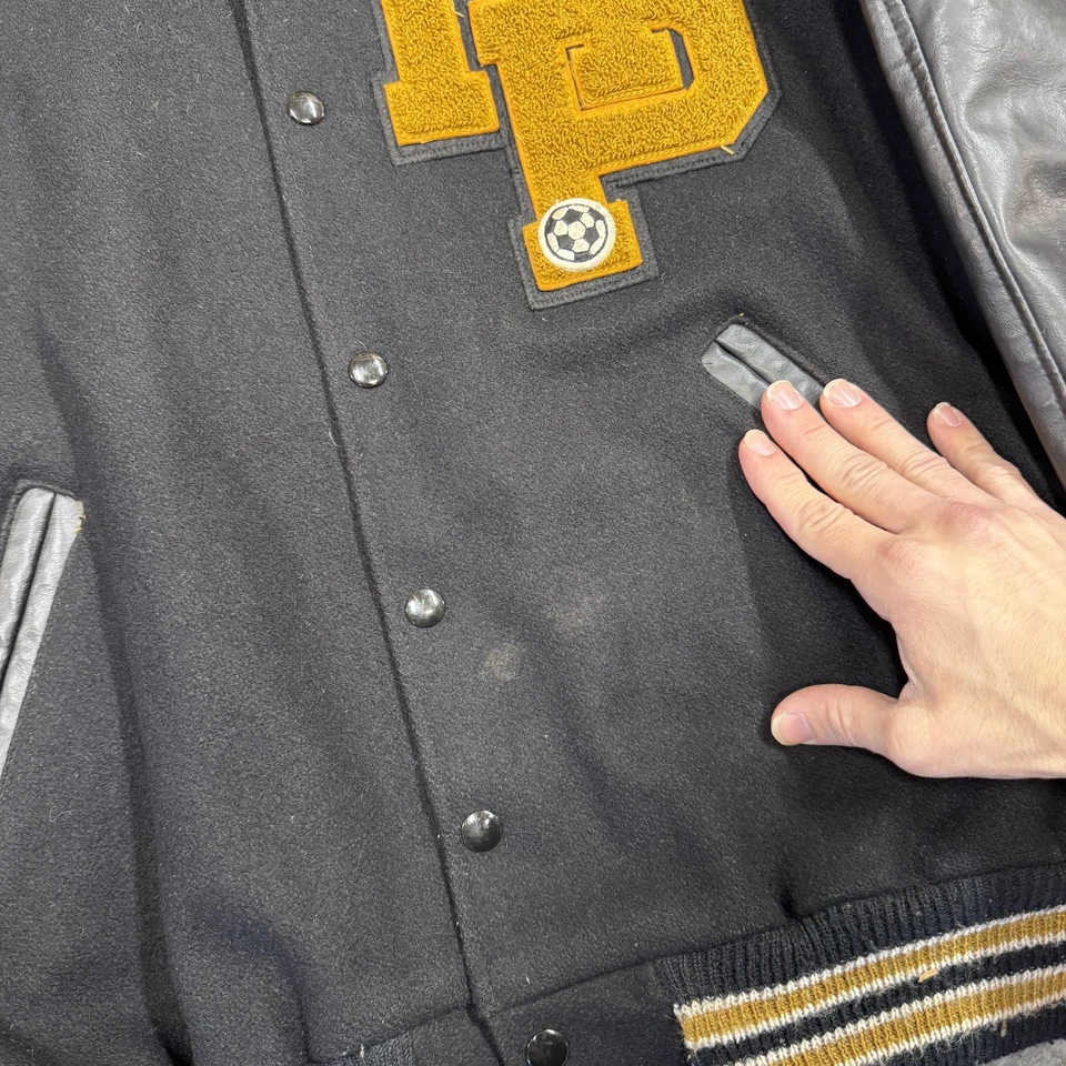 Chaqueta Neff Varsity Letterman Para Hombre Mangas de Cuero Negro MP Hecha en Fútbol EE. UU. Foto 3 de 4