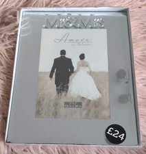 Image of BNWT: "MR AND MRS" GLASS PHOTO FRAME WEDDING /ANNIVERSARY GIFT. 5"x7"/13cmx18cm.