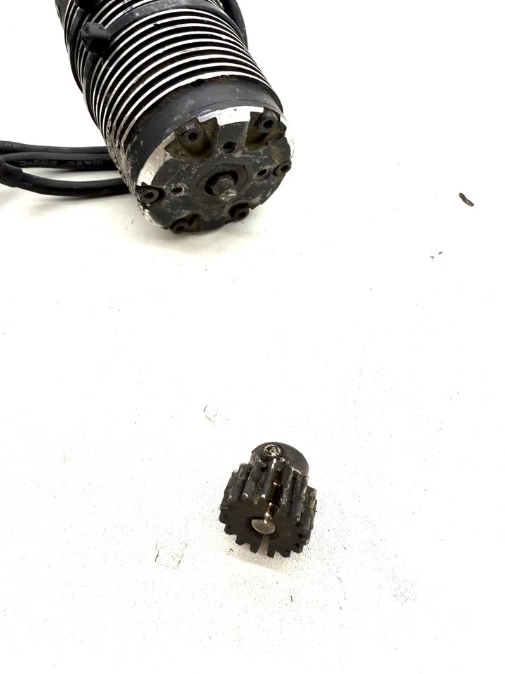 Motor sem escova HOBBYWING 4985 1650kv 6s para peças eixo quebrado - Imagem 4 de 4