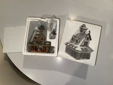 Dept 56 North Pole Series Christmas Village REINDEER BARN , Mint Retired 5601-4