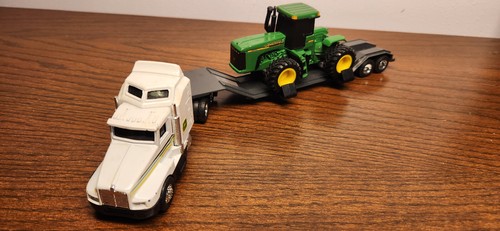 Ertl John Deere Semi with Hauler and 9220 Tractor 1/64 - Picture 2 of 6