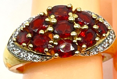 Ring Gold Tone multiple garnet gemstone cluster w/ crystal accents around  Sz 6