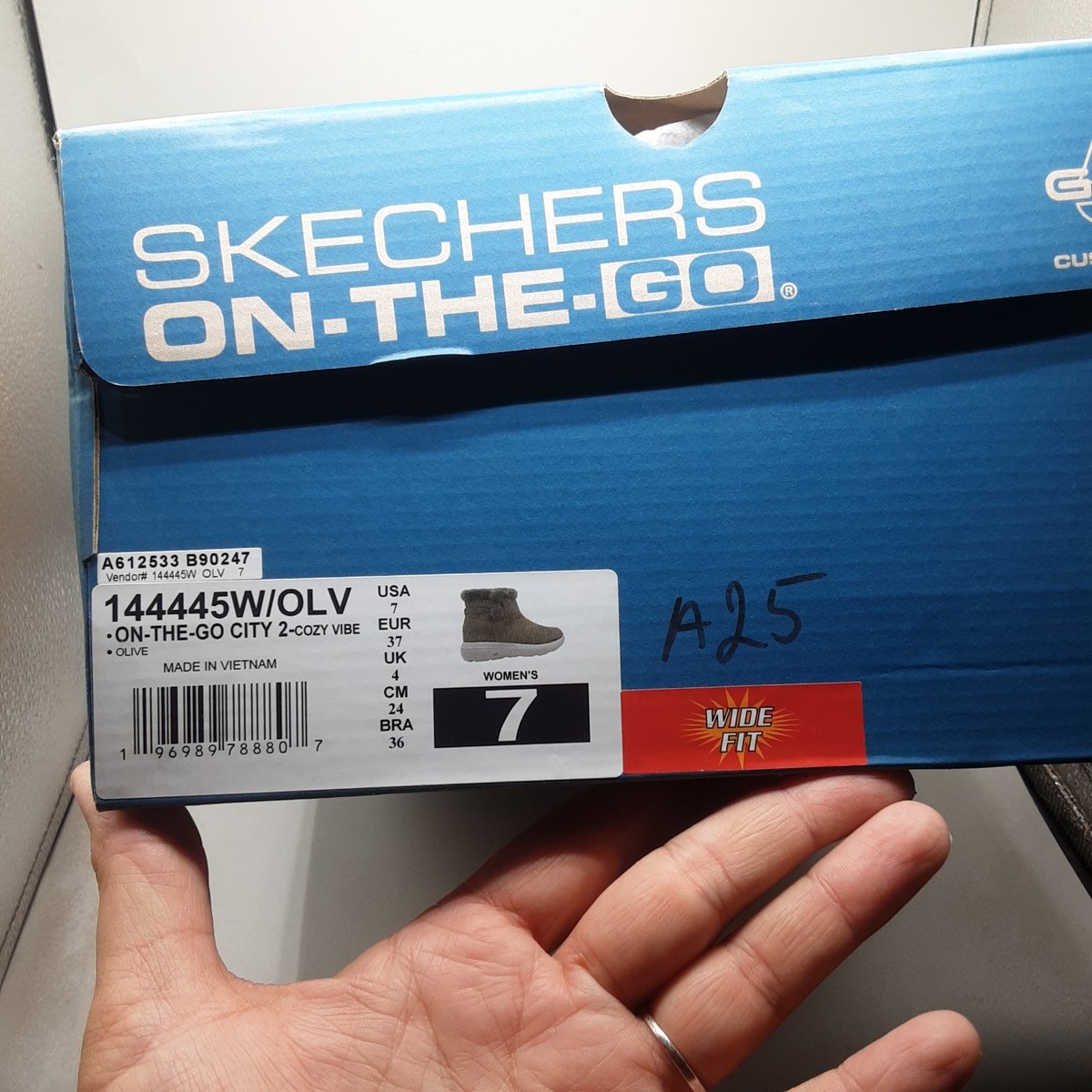 新品タグ付 SKECHERS On-the-Go City 2 【25cm】 Skechers On the GO City 2 Suede and Faux Fur Ankle Boots - Cuddle