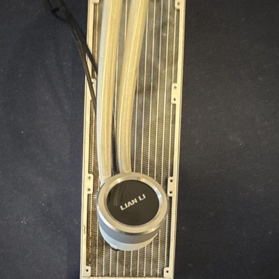 Lian Li All-In-One Liquid CPU Cooler Silver Aluminum Radiator Pump 4-Pin