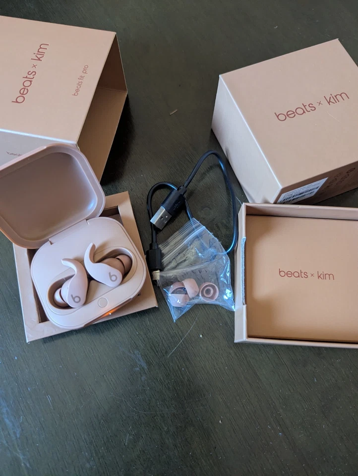 Beats Fit Pro x Kim Edition – Duna (marrom médio) levemente usado - Imagem 4 de 4